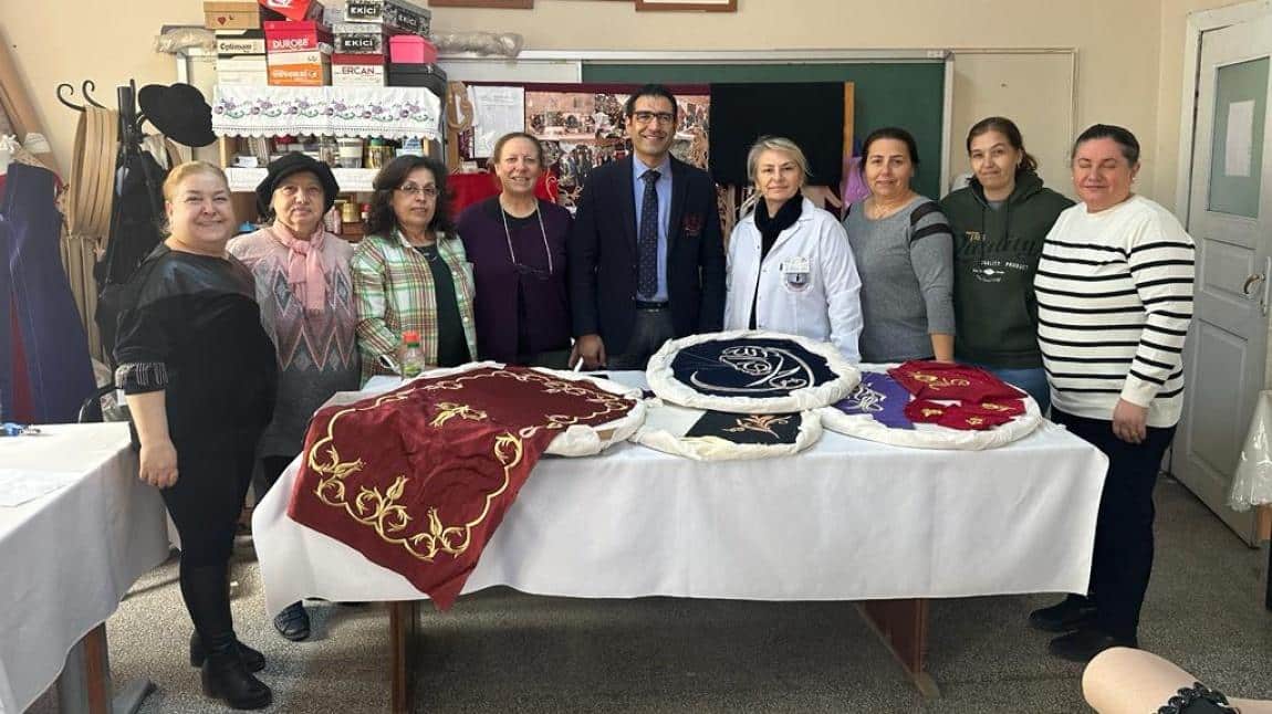 Edirne Halk Eğitimi Merkezimiz tarafından Mehmet Ruşen Erkut Ortaokulu bünyesinde açılan ''giyim üretim'' ve ''elde tel sarma''  kursları ziyaret edildi. 
